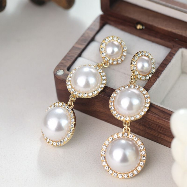 Длинные висячие серьги из трех жемчужных дисков в оправе CJH45124