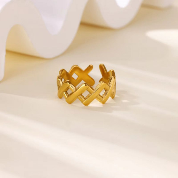 Широкое кольцо с геометрическим сквозным узором CJN82574