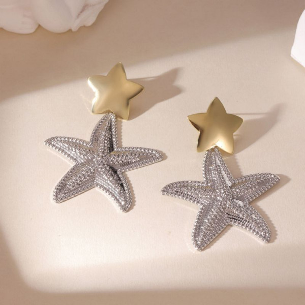 Серебристые серьги в форме спирали с паве из стразов CJP62324