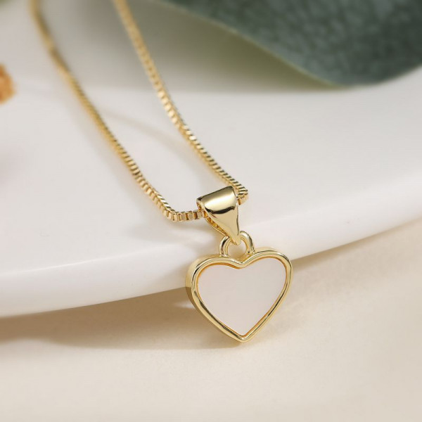 Золотистое Колье с круглым кулоном и перламутром CJJ20460