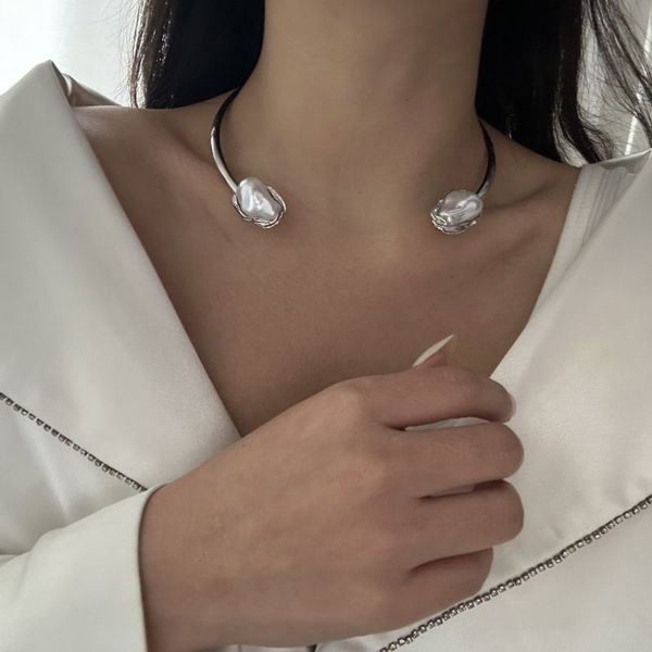 Колье-обруч серебристое с крупными жемчужными наконечниками CJL61326