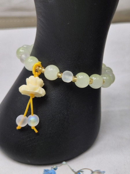 Браслет нежный жадеит с подвеской-цветком J11046CJJ