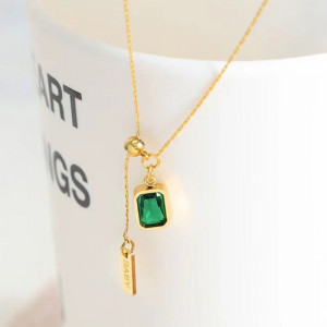 Колье-галстук с изумрудным кристаллом и золотистой планкой J10942CJJ