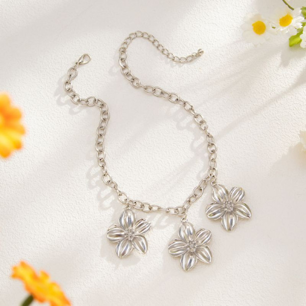 Серебристая цепь с крупными подвесками-цветами CJM15252