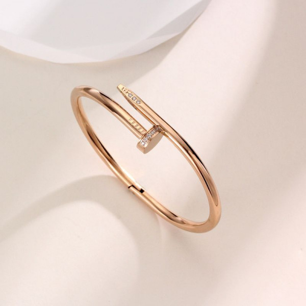 Браслет жесткий в форме изогнутого гвоздя CJN79485