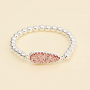 Браслет из белых бусин с розовой вставкой CJH58498