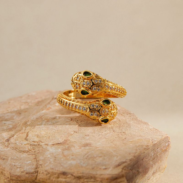 Кольцо две змеи в золоте с зелеными вставками 1J11977CJJ