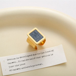 Широкое прямоугольное кольцо с текстурой асфальта CJL47086