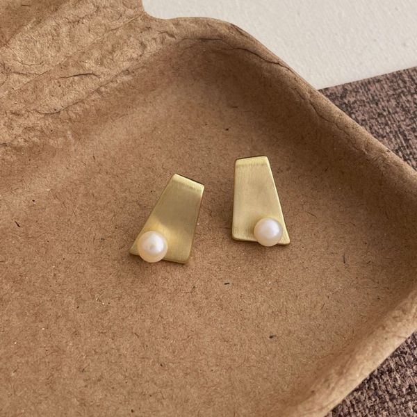 Геометрические серьги с жемчужным акцентом CJL47572