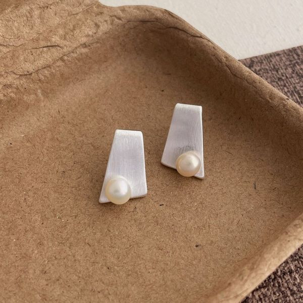 Геометрические серьги с жемчужным акцентом CJL47572