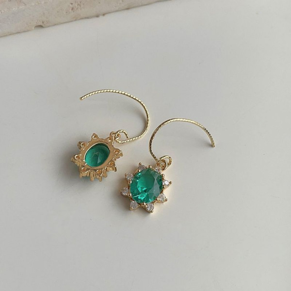 Серьги-петли с изумрудным кристаллом CJQ17210