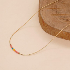 Лаконичная золотистая цепочка с цветным акцентом CJH75904