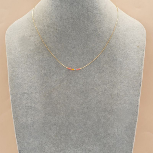 Лаконичная золотистая цепочка с цветным акцентом CJH75904