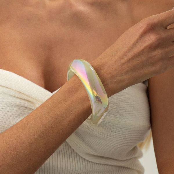 Браслет жесткий из радужного прозрачного акрила CJS98345