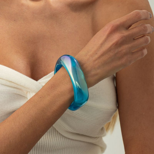 Браслет жесткий из радужного прозрачного акрила CJS98345