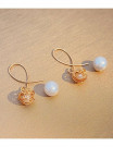 Изящные серьги-кольца с жемчужными подвесками L75927