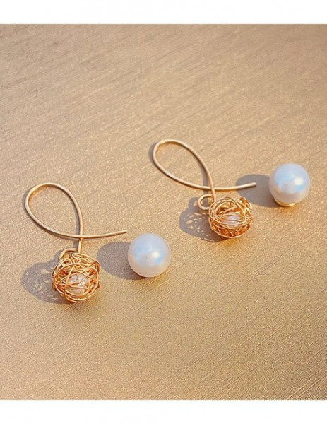 Изящные серьги-кольца с жемчужными подвесками L75927