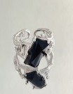 Авангардное кольцо с крупными черными камнями U99255