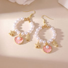 Золотистые серьги-кольца с жемчугом и морскими подвесками CJP62364