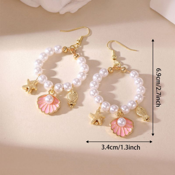 Золотистые серьги-кольца с жемчугом и морскими подвесками CJP62364