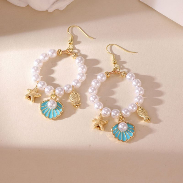 Золотистые серьги-кольца с жемчугом и морскими подвесками CJP62364