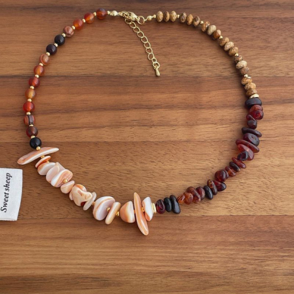 Бусы из граненого темного камня с золотистыми ракушками CJP97368