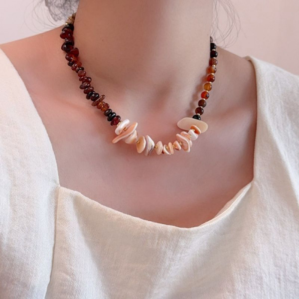 Бусы из граненого темного камня с золотистыми ракушками CJP97368