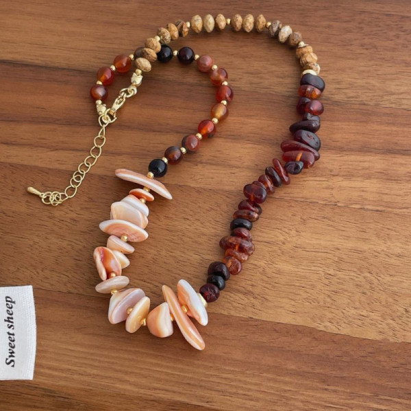 Бусы из граненого темного камня с золотистыми ракушками CJP97368