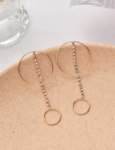 Длинные серебристые серьги-кольца со стразовыми дорожками D34114