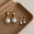 Минималистичные серьги пусеты с маленькими жемчужными каплями CJL14706