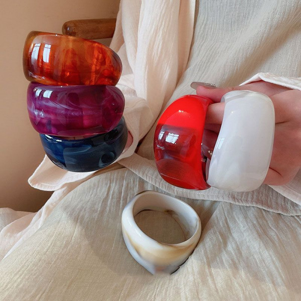 Браслет жесткий объемный из полупрозрачного акрила CJM04637