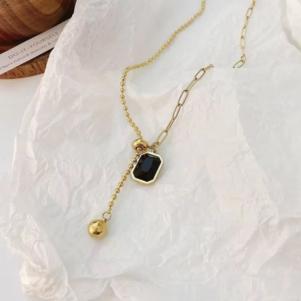 Колье-галстук с черным прямоугольным камнем J10945CJJ