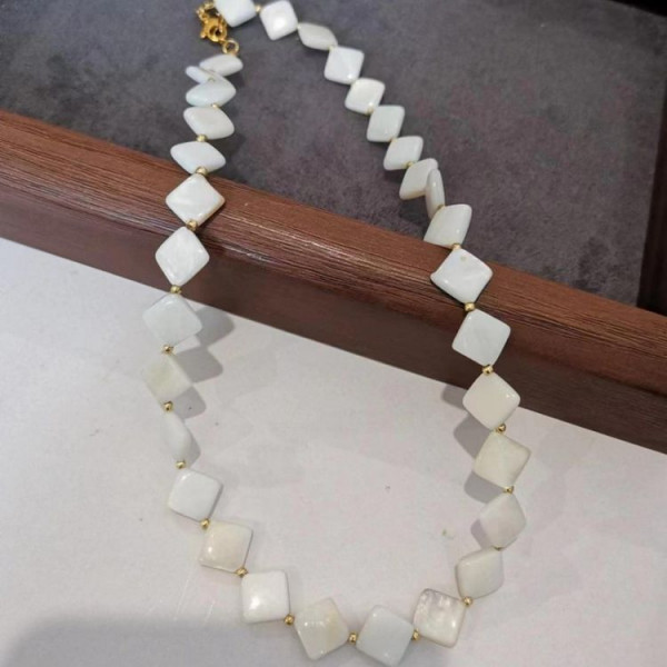 Асимметричное колье из квадратных и круглых перламутровых пластин 1J11326CJJ