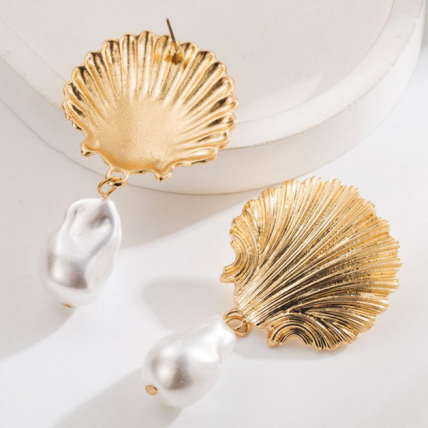 Крупные золотистые серьги в форме раковин с жемчугом CJN97822