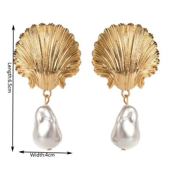 Крупные золотистые серьги в форме раковин с жемчугом CJN97822