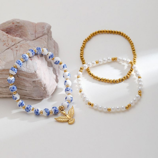 Браслет из бисера и жемчуга с золотистой подвеской CJP49635