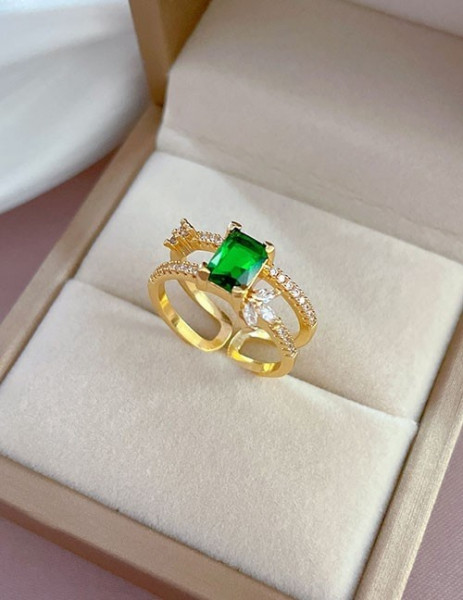 Кольцо с центральным изумрудным камнем и дорожкой кристаллов U76939