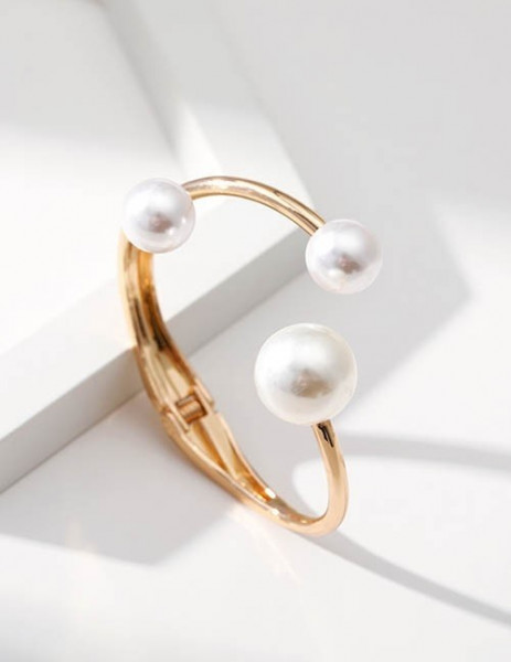 Разомкнутое кольцо с тремя жемчужинами разного размера R60602