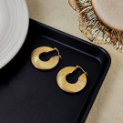 Широкие золотистые серьги-кольца с плоским профилем и узором CJD94392