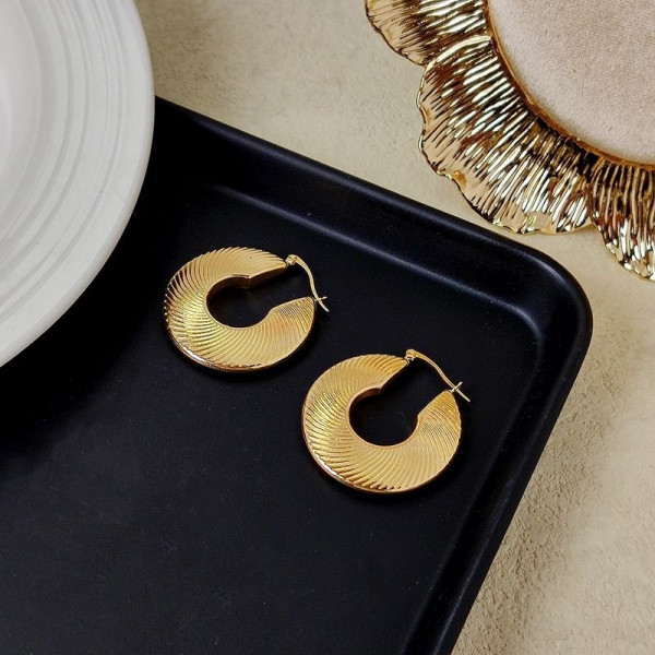 Широкие золотистые серьги-кольца с плоским профилем и узором CJD94392