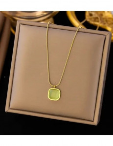 Золотистая цепочка с квадратным кулоном и вставкой цвета молодой зелени J10103CJJ