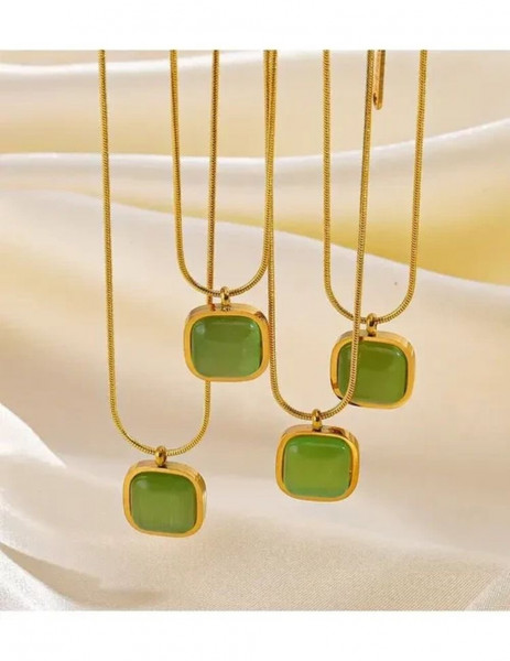 Золотистая цепочка с квадратным кулоном и вставкой цвета молодой зелени J10103CJJ