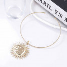 Колье-обруч тонкое золотистое с подвеской в форме солнца CJL69479