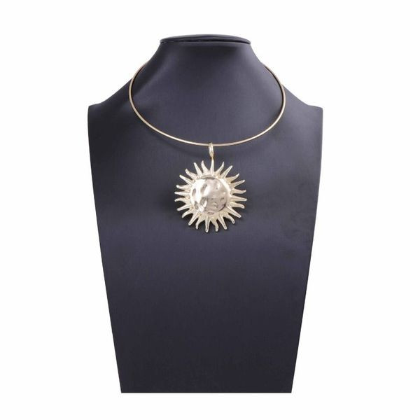 Колье-обруч тонкое золотистое с подвеской в форме солнца CJL69479