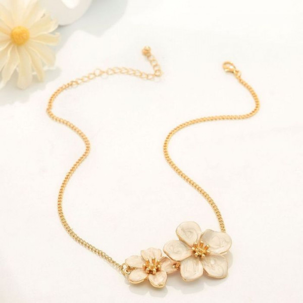 Тонкая серебристая цепочка с белой подвеской-цветком CJM32257