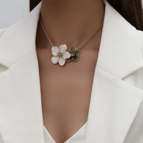 Тонкая серебристая цепочка с белой подвеской-цветком CJM32257