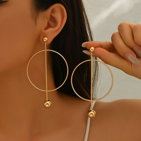 Длинные асимметричные серьги кольца с золотистыми сферами CJN34440