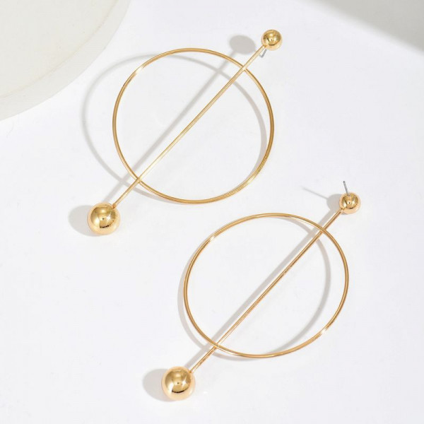 Длинные асимметричные серьги кольца с золотистыми сферами CJN34440
