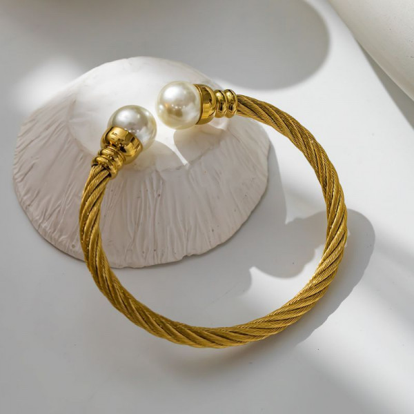 Браслет жесткий пружинящий с двумя вставками из искусственного жемчуга CJL30444