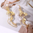 Длинные абстрактные серьги из «мятого» золота с жемчугом CJP64083